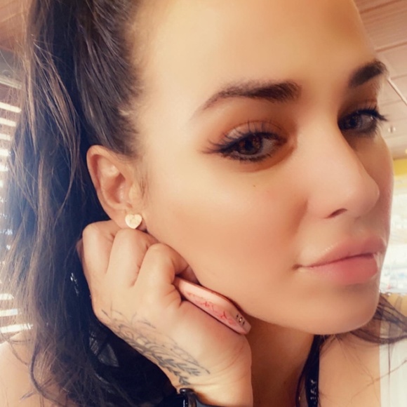 Meet your Posher, Breanna - Picture 2 of 2